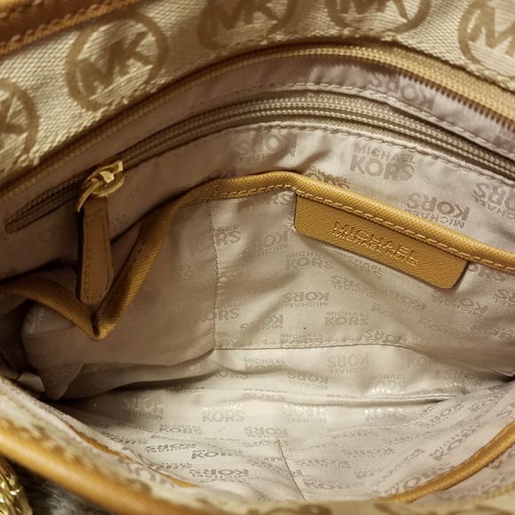 Michael Kors Logo Print Crossbody - Picture 5 of 6